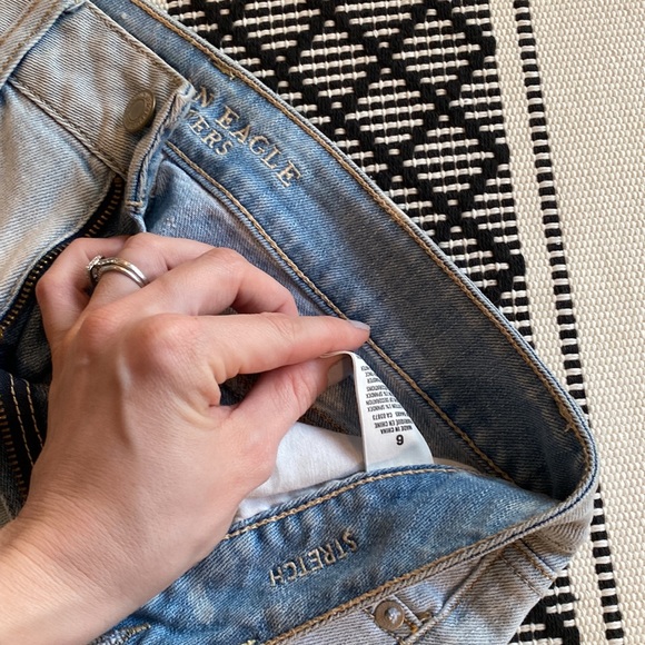 American Eagle light wash shortie - Picture 3 of 3